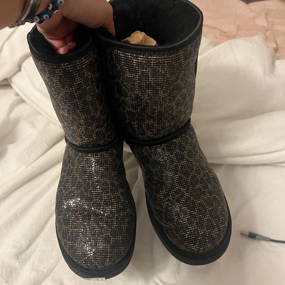 Woman’s blackh cheetah print Uggs, size 8 lightly used. Super trendy and y2k